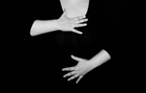 Åndedræt, kvinde holder hånd på maven og på brystet